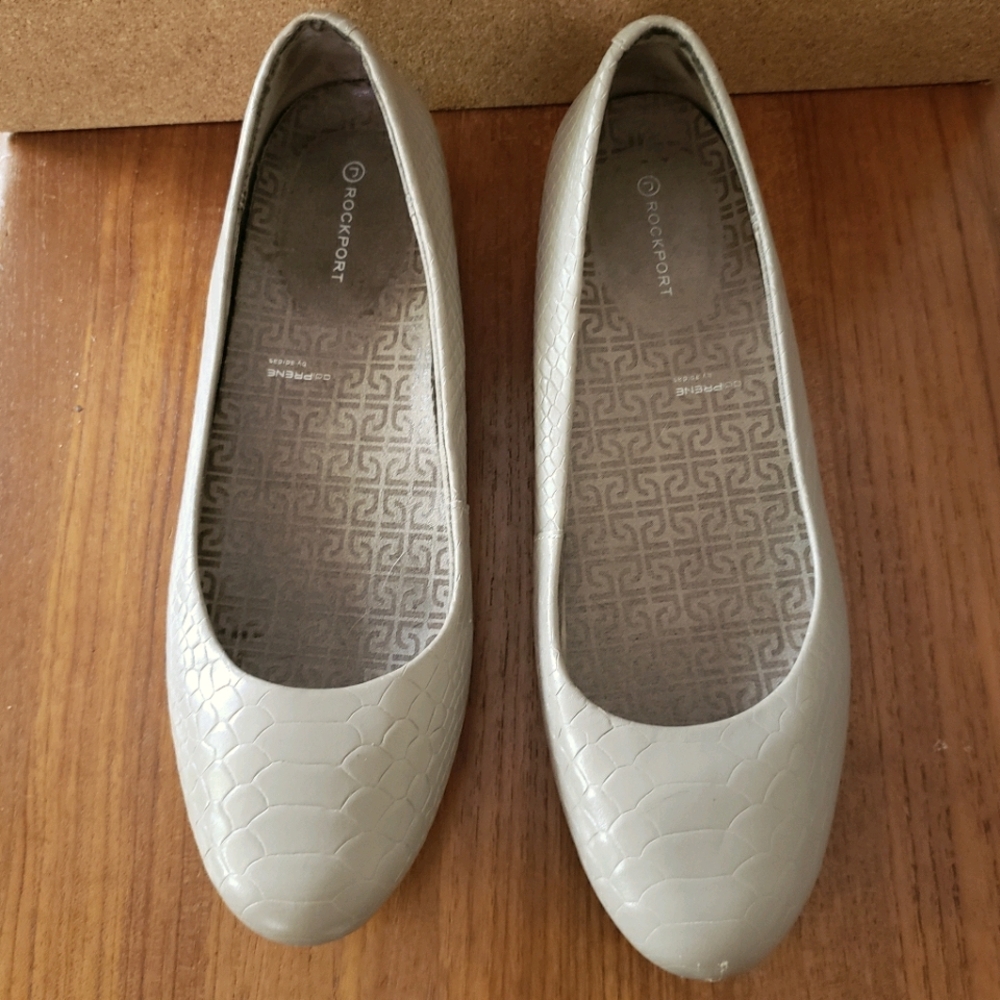 Rockport 8 taupe low wedges